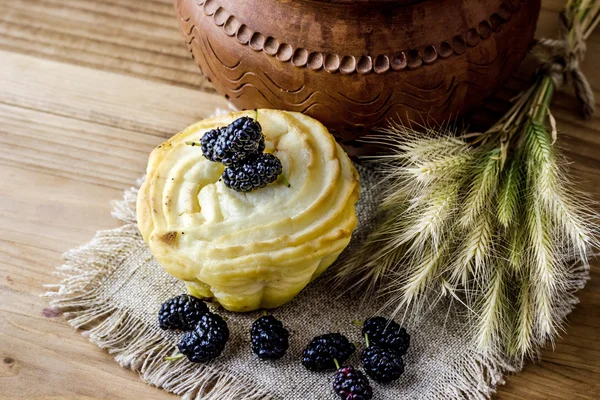 Käsekuchen mit frischen Maulbeeren — Stockfoto