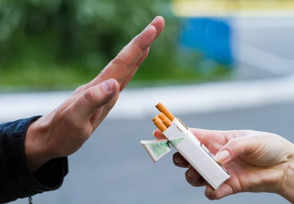 Hombre rechazando el cigarrillo — Foto de Stock