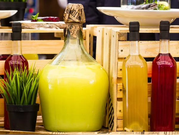 Alkoholgetränke in verschiedenen Flaschen — Stockfoto