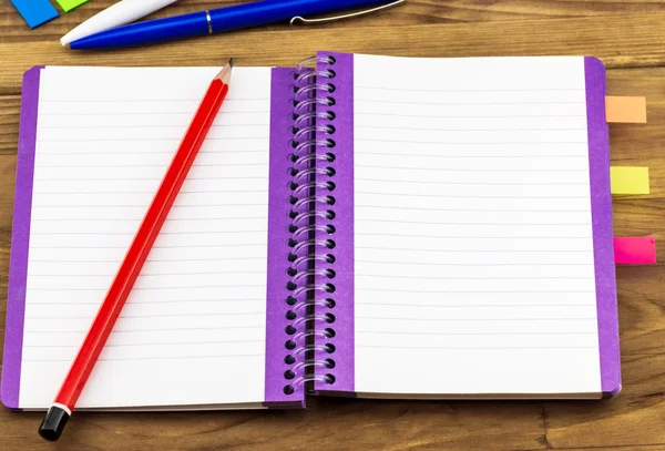 Cuaderno con lápiz rojo y pegatinas de colores — Foto de Stock