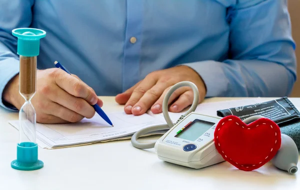 Médico sentado na mesa branca — Fotografia de Stock