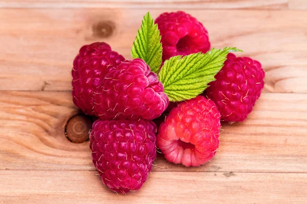 Färska hallon med gröna blad — Stockfoto