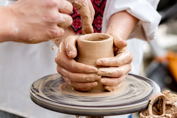 Femme travaillant sur la roue de poterie — Photo