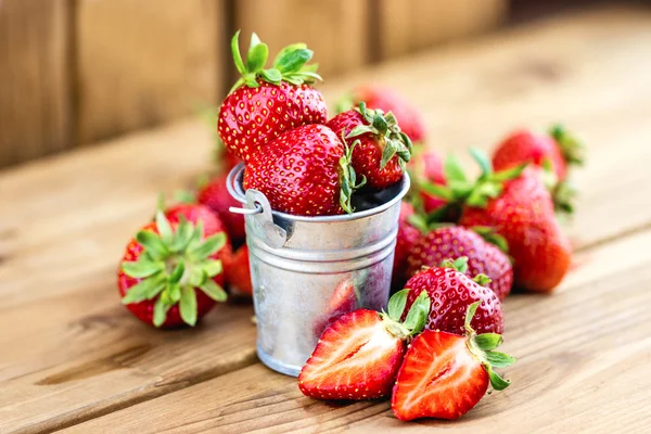 Färska jordgubbar i metall hink — Stockfoto