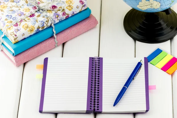 Jegyzetfüzet-val tollak és színes matricák — Stock Fotó