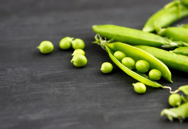 Frische grüne Erbsen — Stockfoto