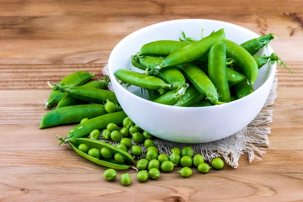 Festliche grüne Erbsen im Teller — Stockfoto