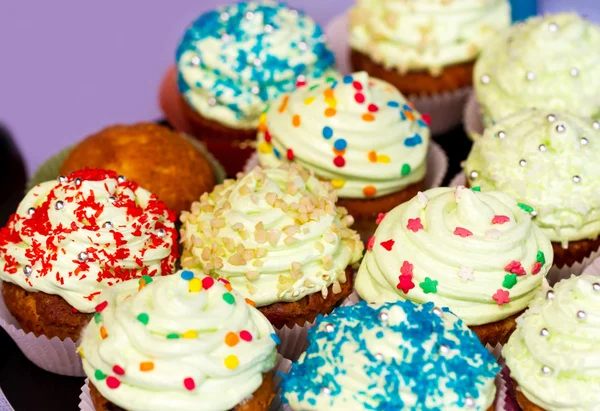 Cupcakes mit bunter süßer Streuung — Stockfoto