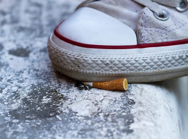 Shoe crushing cigarette — Stock Photo, Image