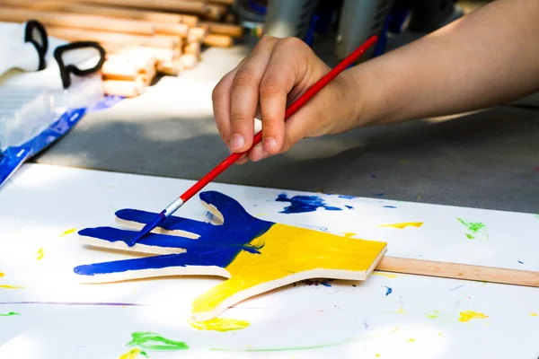 Bambino pittura a forma di mano in legno — Foto Stock