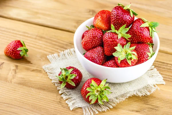 Färska jordgubbar i vit platta — Stockfoto