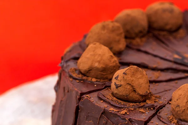 Schokoladenkuchen mit Trüffelbonbons — Stockfoto