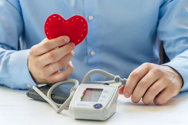 Doctor with digital blood pressure monitor — Stock Photo, Image