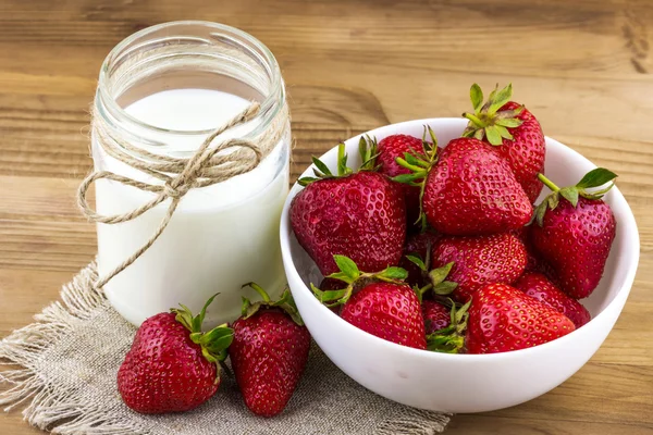 Frische Erdbeeren mit einer Flasche Milch — Stockfoto
