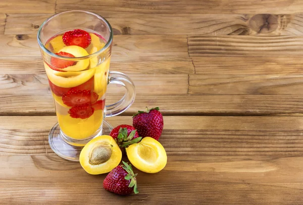 Fruit cocktail with apricots and strawberries — Stock Photo, Image
