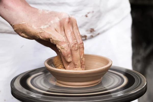 Maître travaillant sur la roue de poterie — Photo