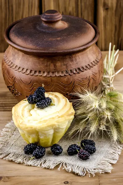 Сырный кекс со свежей шелковицей — стоковое фото