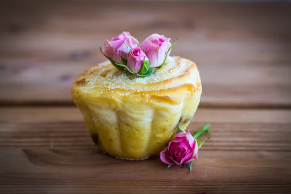 Provence Käse-Cupcakes mit rosa Rosen — Stockfoto