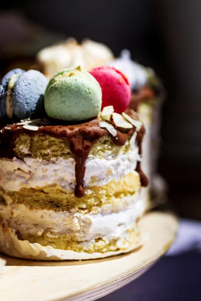Kuchen mit Makronen dekoriert — Stockfoto