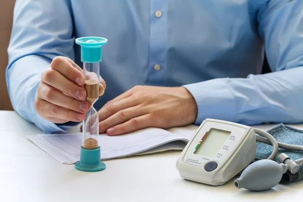 Doctor with digital blood pressure monitor — Stock Photo, Image