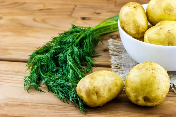 Новый картофель со свежей пачкой — стоковое фото