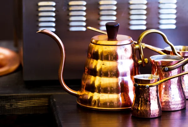 Медный набор чайника и турков — стоковое фото