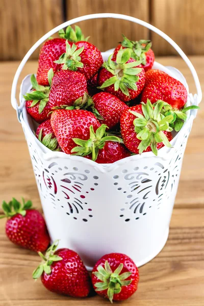 Färska jordgubbar i vit metall hink — Stockfoto