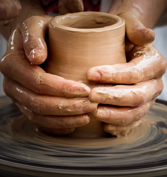 Mestre trabalhando na roda de cerâmica — Fotografia de Stock