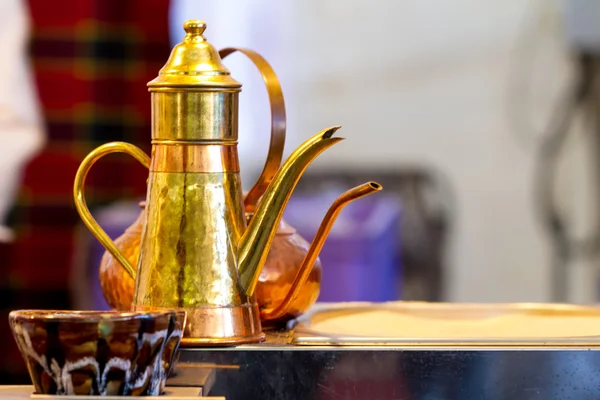 Traditional Turkish copper kettles — Stock Photo, Image