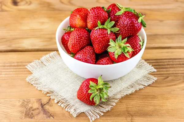 Frische Erdbeeren im weißen Teller — Stockfoto