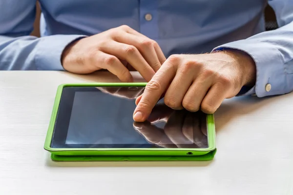 Empresario tocando tableta digital — Foto de Stock