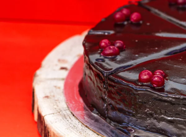 Schokoladenkuchen mit Sahne — Stockfoto