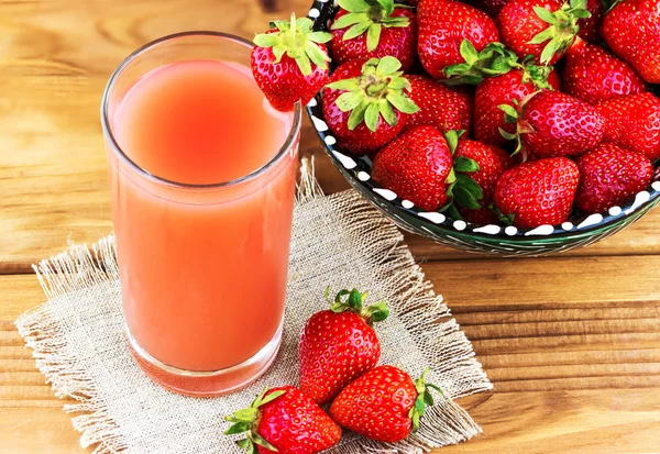 Fresh strawberries  with glass of strawberry juice — Stock Photo, Image