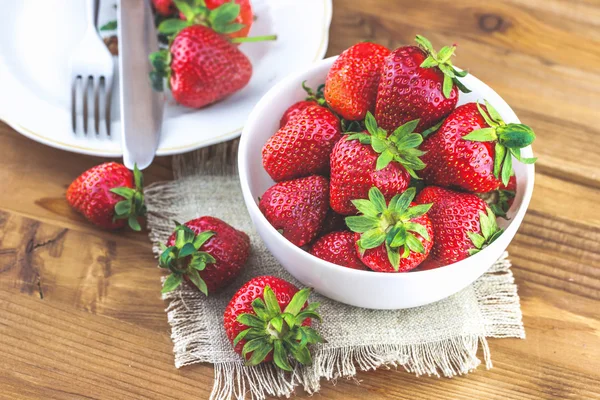 Frische Erdbeere im weißen Teller — Stockfoto