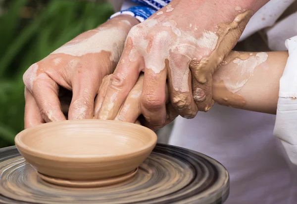 Mulher trabalhando na roda de cerâmica — Fotografia de Stock