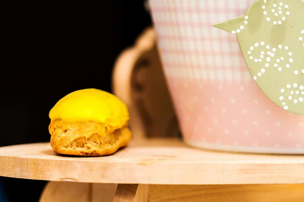 Braukuchen mit gelbem Fondant — Stockfoto