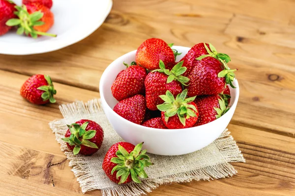 Frische Erdbeeren im weißen Teller — Stockfoto