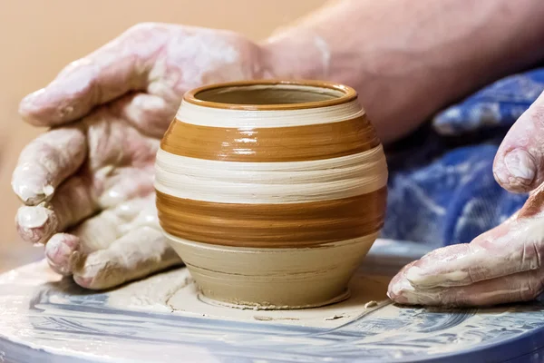 Male hand with clay pot — Stock Photo, Image