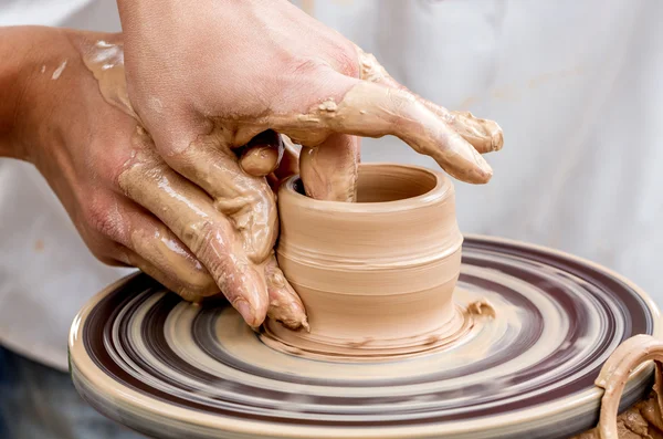 Homme travaillant sur la roue de poterie — Photo