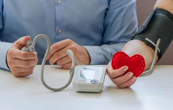 Médico que mede a pressão arterial — Fotografia de Stock