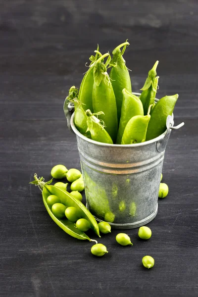 Frische grüne Erbsen im kleinen Eimer — Stockfoto