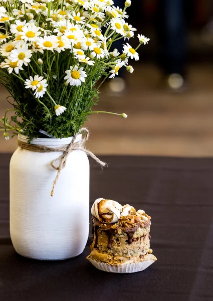 Vase mit Kamillenblüten Stockbild