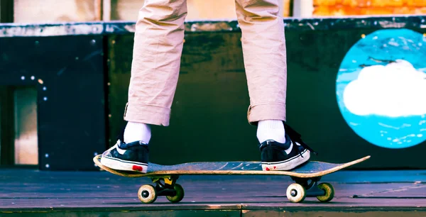 Mann steht auf Skateboard Stockbild