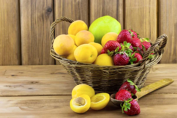 Frische Aprikosen Erdbeeren und Apfel Stockfoto