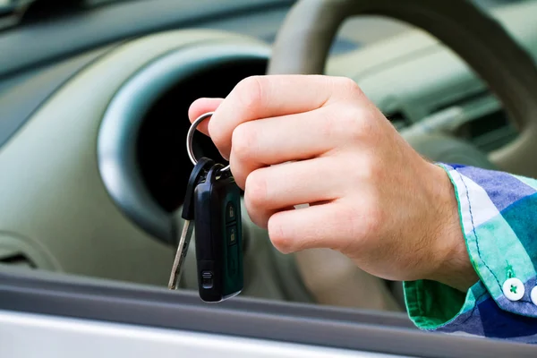 Ключи от машины в мужской руке Стоковое Изображение