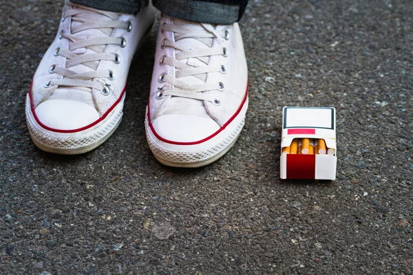 Mens shoes with pack of cigarettes — Stock Photo, Image