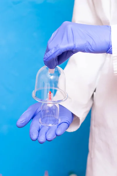 Befőttesüvegek Hidzsáma Vérontásért Egy Orvos Kezében Fehér Orvosi Kabátban Kék — Stock Fotó