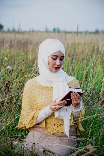무슬림 밭에서 있습니다 이슬람 베이지 히잡의 이슬람 아름다움 부드러움 — 스톡 사진