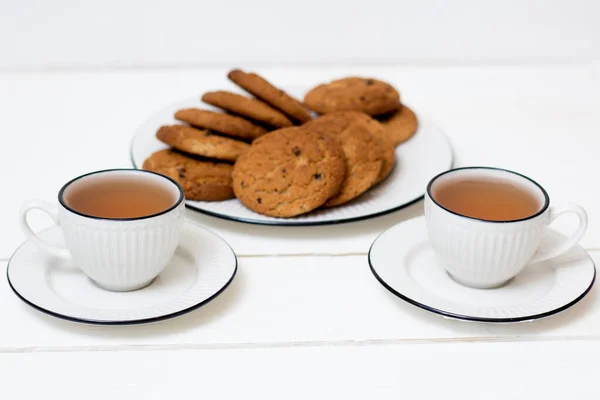 Dos Tazas Galletas Avena Desayuno Beber Fondo Madera Blanco — Foto de Stock