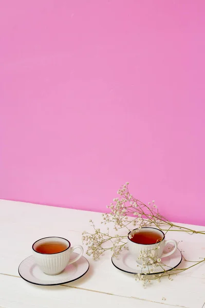 Две Чашки Чая Белом Деревянном Столе Розовом Фоне Завтрак Белые — стоковое фото